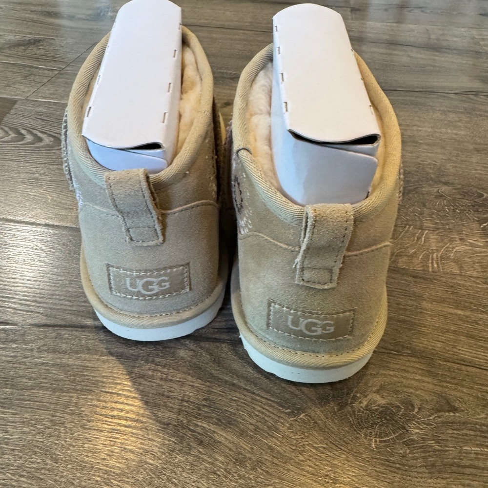 Kids' Classic Ultra Mini Sun Stitch Boot UGG - NEW